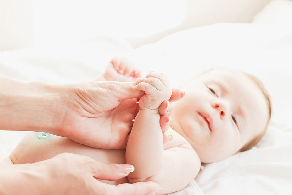 Massage-cho-trẻ-sơ-sinh-dễ-ngủ