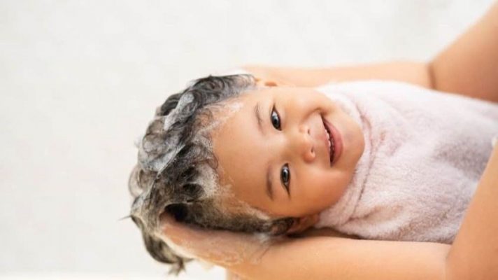 Gội đầu cho trẻ sơ sinh