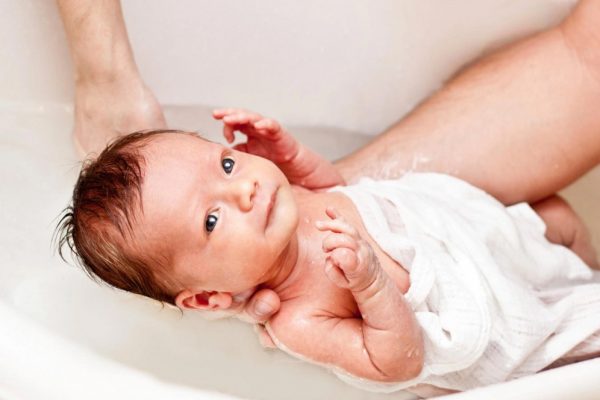 Bé mới ngủ dậy có nên tắm không