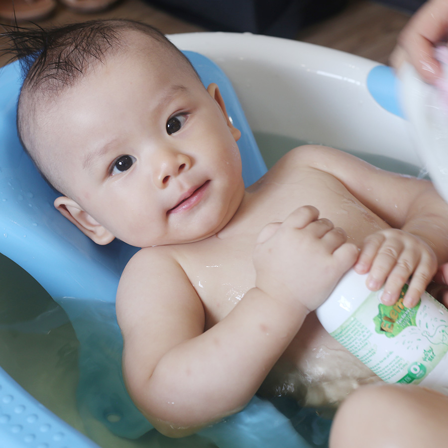 sữa tắm em bé