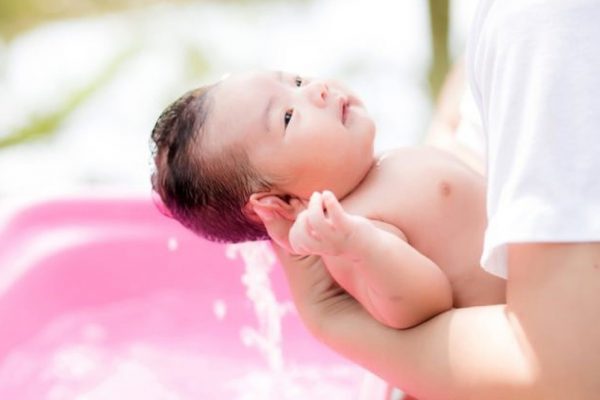 trẻ sơ sinh có nên tắm sữa tắm không