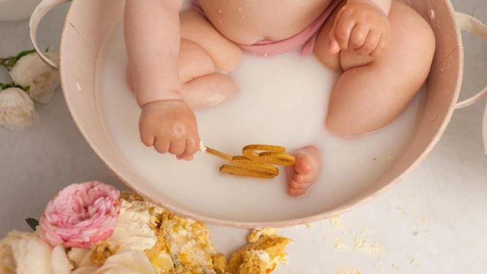 Tắm sữa mẹ cho bé: Có tác dụng gì?