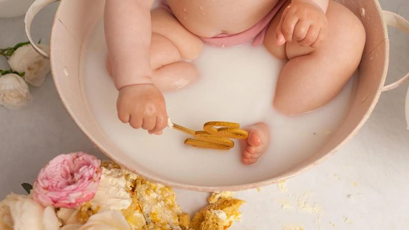 Tắm sữa mẹ cho bé: Có tác dụng gì?