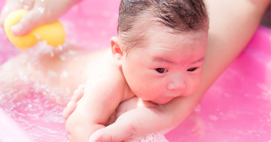 tắm cho trẻ sơ sinh